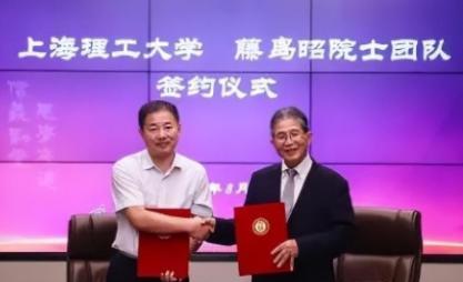 日本这次被气的够呛！他们的顶级科学家藤岛昭，2021年8月居然带着核心技术连夜组