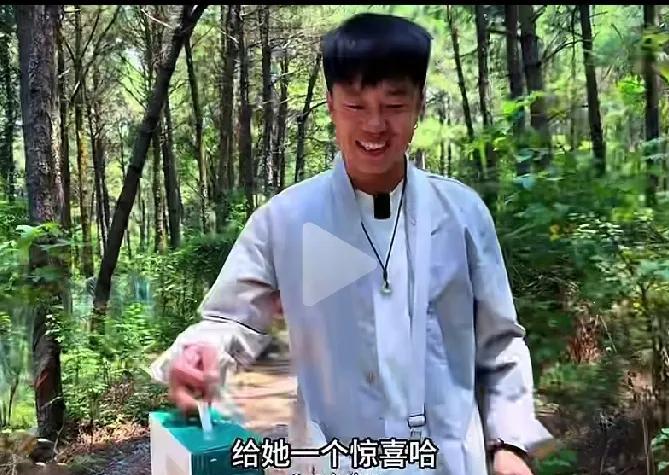 小东北是懂得感恩的，外出一个多月回来，带着一份特别的礼物来看望最初收留他的农场主