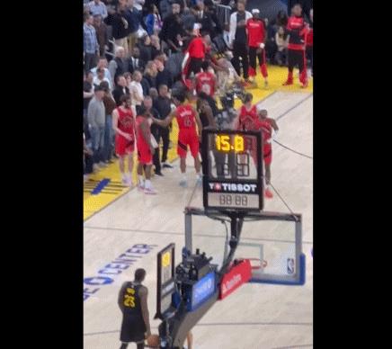 笑死！最后15.8秒，希尔德刺探军情！
猛龙搁这儿布置战术，希尔德就站边上听，猛