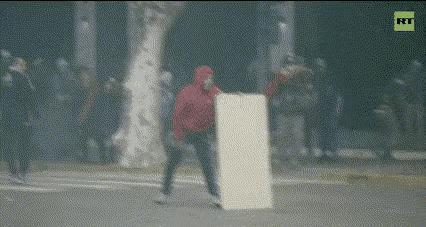 阿根廷震荡疗法奏效了！民众走上街头，与阿根廷警方共同庆祝经济巨变、社会动荡、全国