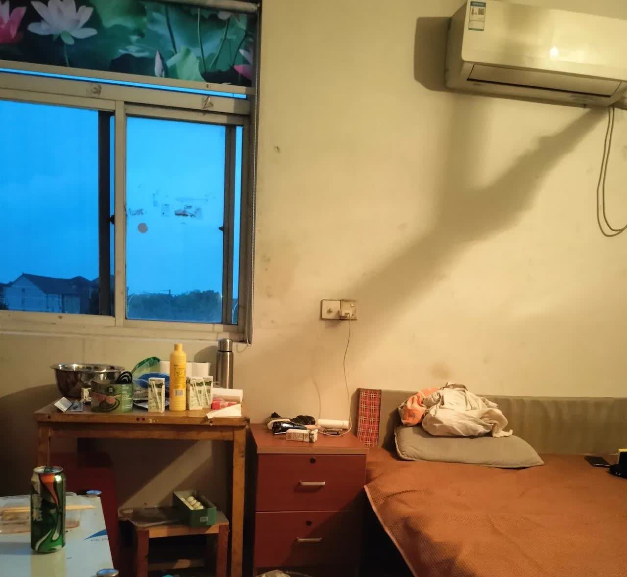 昨晚十一点，楼上传来手机播放视频的声音，非常嘈杂。其实我住的地方紧邻公路和很多池