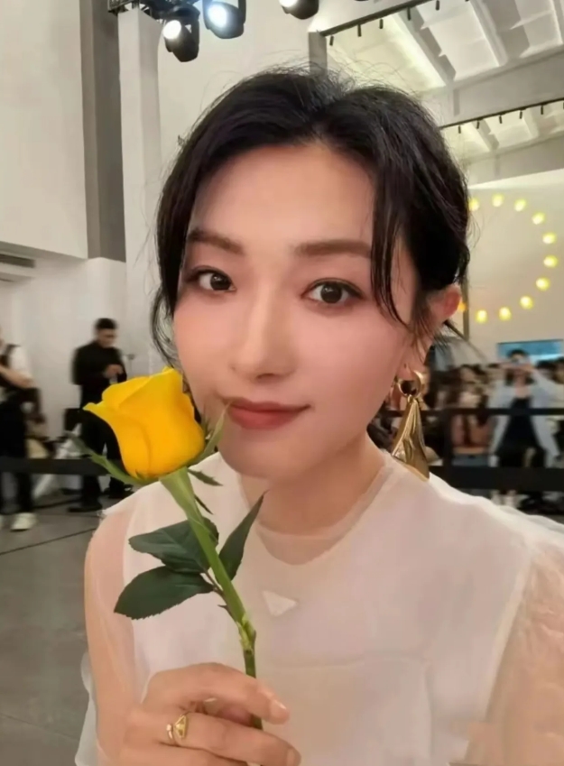 万茜是不会离婚的，
原因很简单，
倒不是因为她有多爱她老公徐洪涛，也不是因为7岁