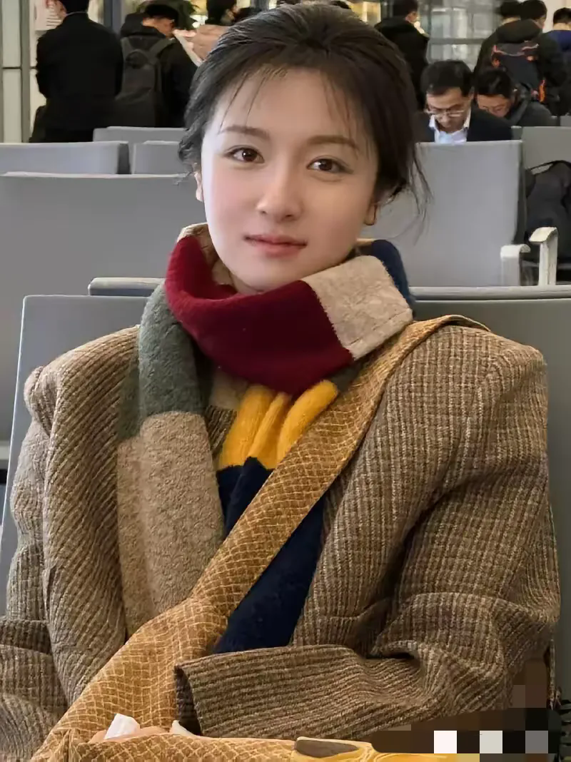 在这个颜值被过度消费的时代，许多美丽往往藏在初见时的平凡之下。比如[人物名字]，