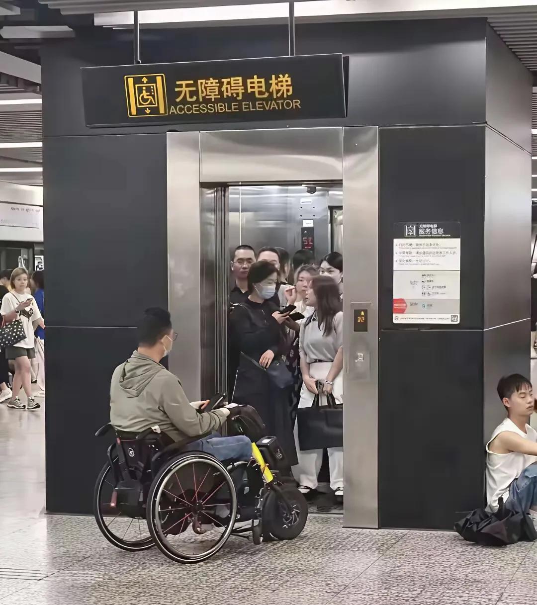 乘电梯看到的一幕。
这部电梯标识非常清楚——“无障碍电梯”，即残障人士优先乘用。