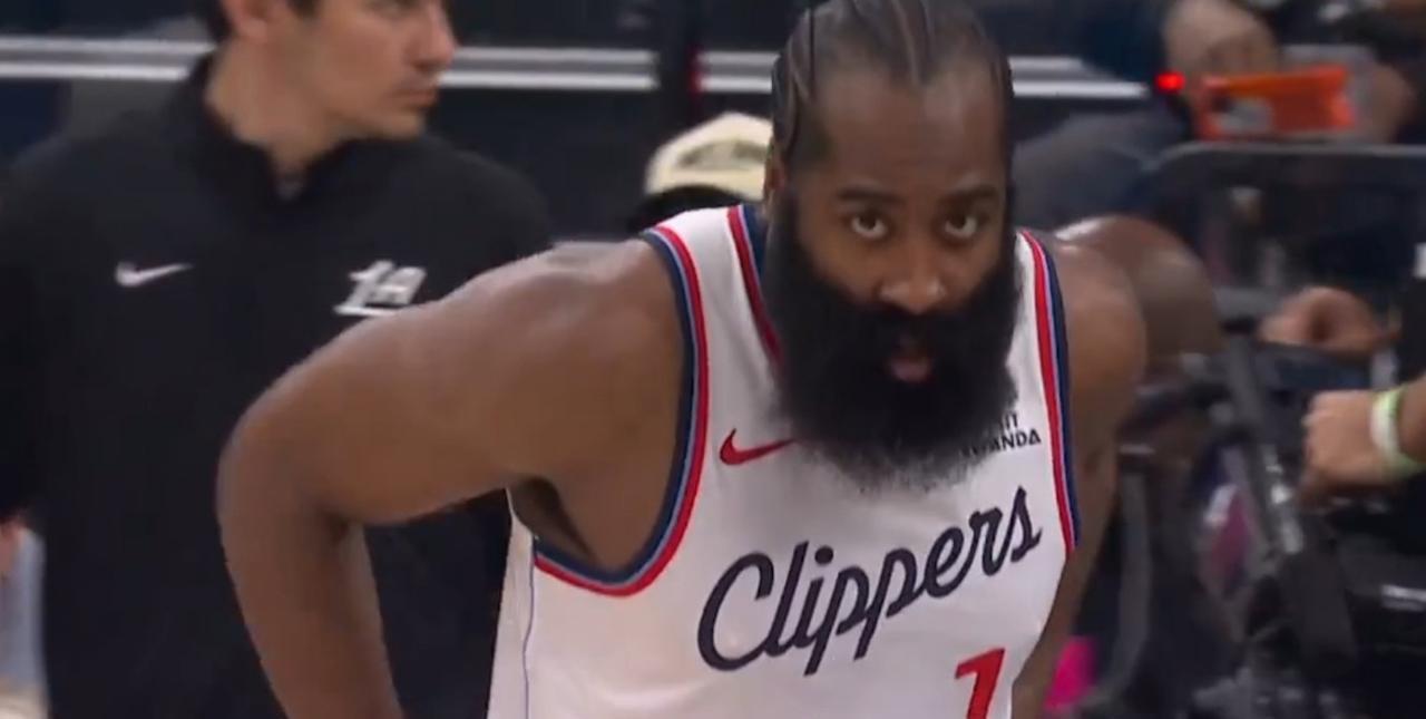 哈登最幸福的事情就是同时跟两把大锁一起在场，没人来拖他后腿了。
快船主场迎战雷霆