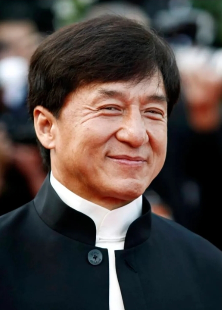 有一次，成龙上厕所后没有冲水，一名群演进去后冲了水，冯小刚听到冲水的声音，大骂：