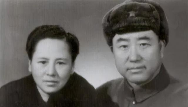 1950年11月，36军军长刘万春接到通知到北京参加会议，可是刚下车，就看到几名