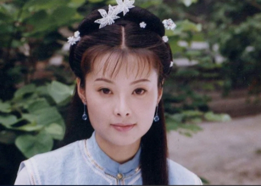 1993年，32岁徐威追求20岁的袁立，送了她两套价值800w的北京四合院，两人