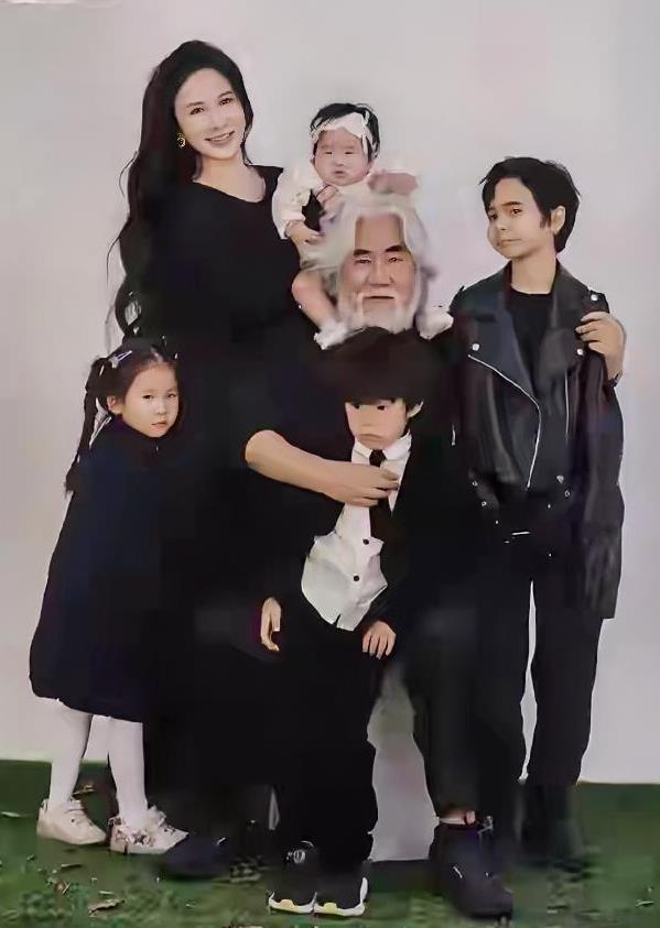 最让人羡慕的一张全家福，娇妻幼儿，谁能有这福气。
中国最成功的文化人，大导演。