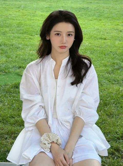 李墨之的纯白休闲穿搭，状态还是很不错的，nice！