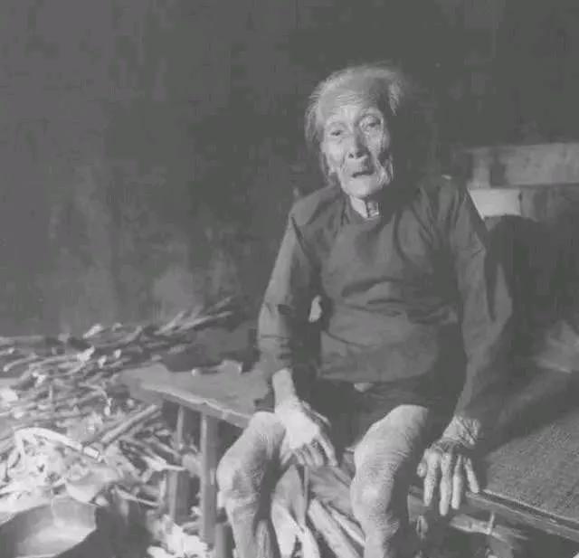 1939年，19岁少女，被日军推进洗澡房。翻译官笑眯眯说：