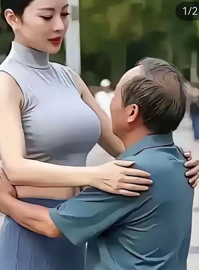 这个老头可真帅，
七十还把美女爱。
双膝跪在美女前，
掏心窝子来表白。
[微风]