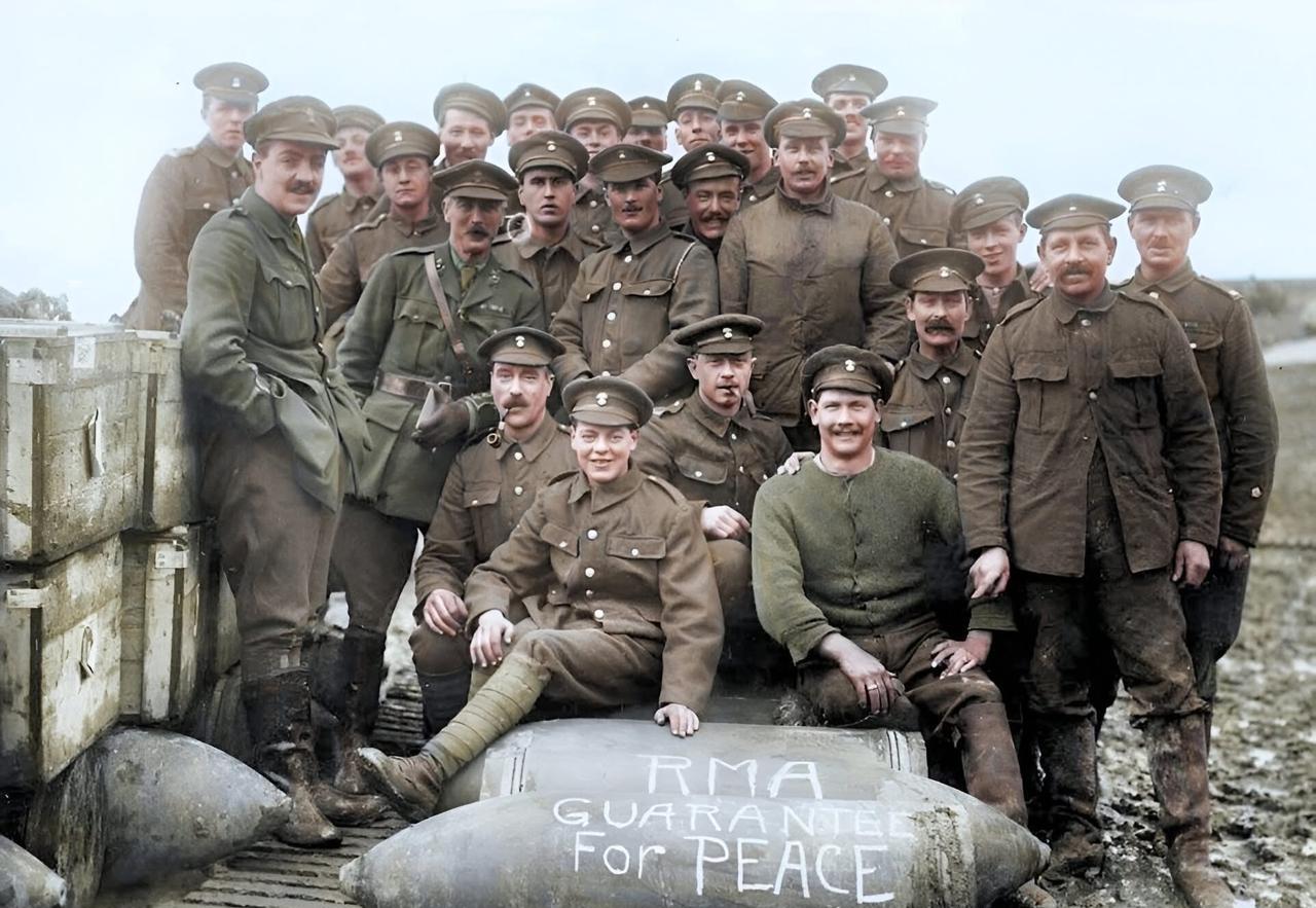 1918年，一战接近尾声，阵地上英国士兵与巨型炸弹合影，应该是英国皇家炮兵。
炸