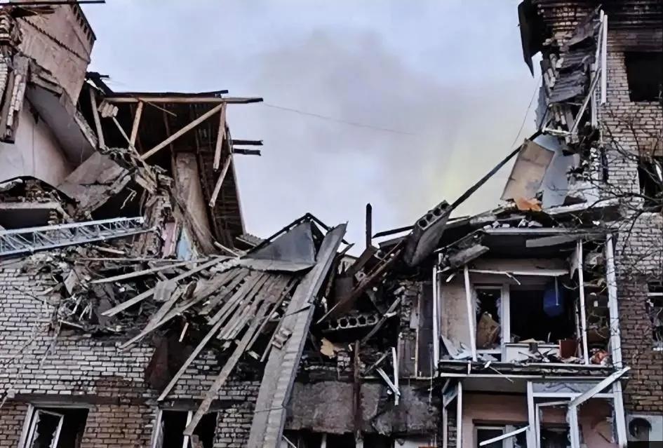 乌克兰扛不住俄军的空袭，俄军不仅用无人机袭击了乌克兰几十座城市，导弹也顺利送达指
