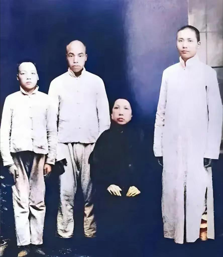 这是毛主席和母亲文七妹，以及两个弟弟唯一的合影，都看看吧，画面温馨有爱，值得怀念