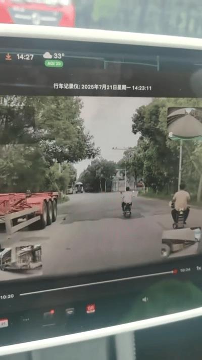 今天下午2:23分许，上海海熙路与新杨公路交汇处发生一起车祸，电瓶车司机诡秘般的