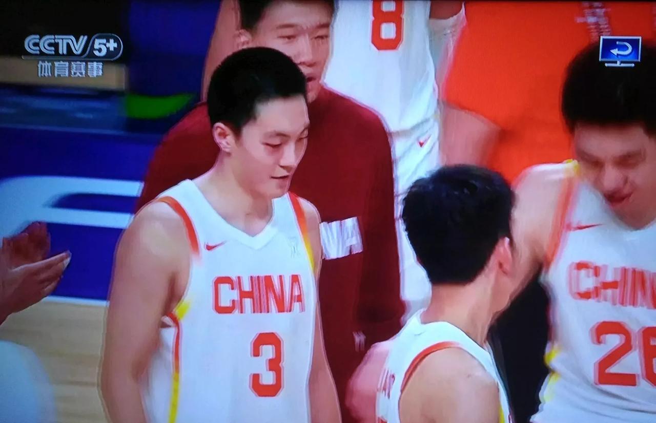 胡明轩这发挥也太水了吧，状态低迷得不是一般的离谱。上场17分33秒三分球五投零中