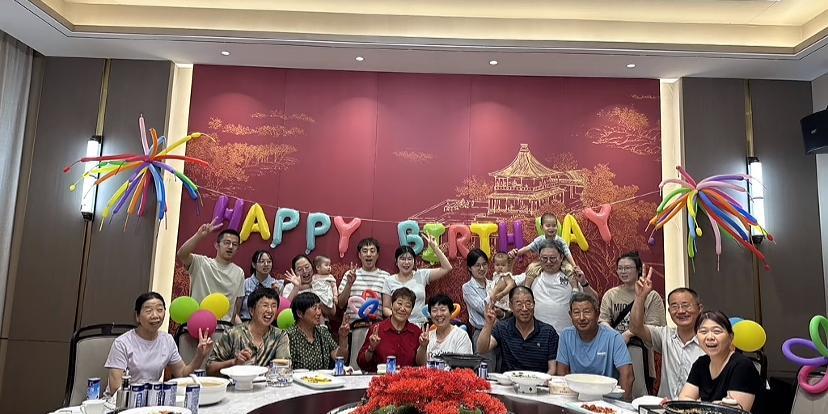 “都是锅”请一大家子20几口人吃饭，合照时姜桂美女士稳坐C位，不为别的，就因为他