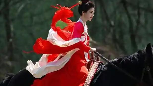 白鹿《莫离》红衣策马太飒！女演员的这份专业与自信，才是真颜值天花板