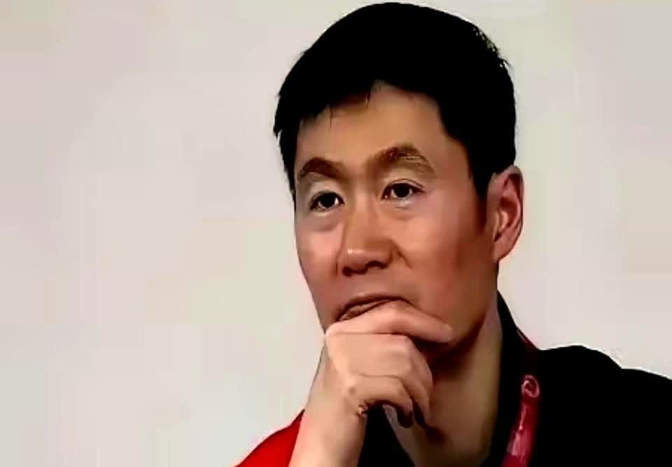 19岁覃雨萱3-0把陈熠打懵，乒超看台瞬间安静。
网友刷屏：“王励勤扶陈熠，却
