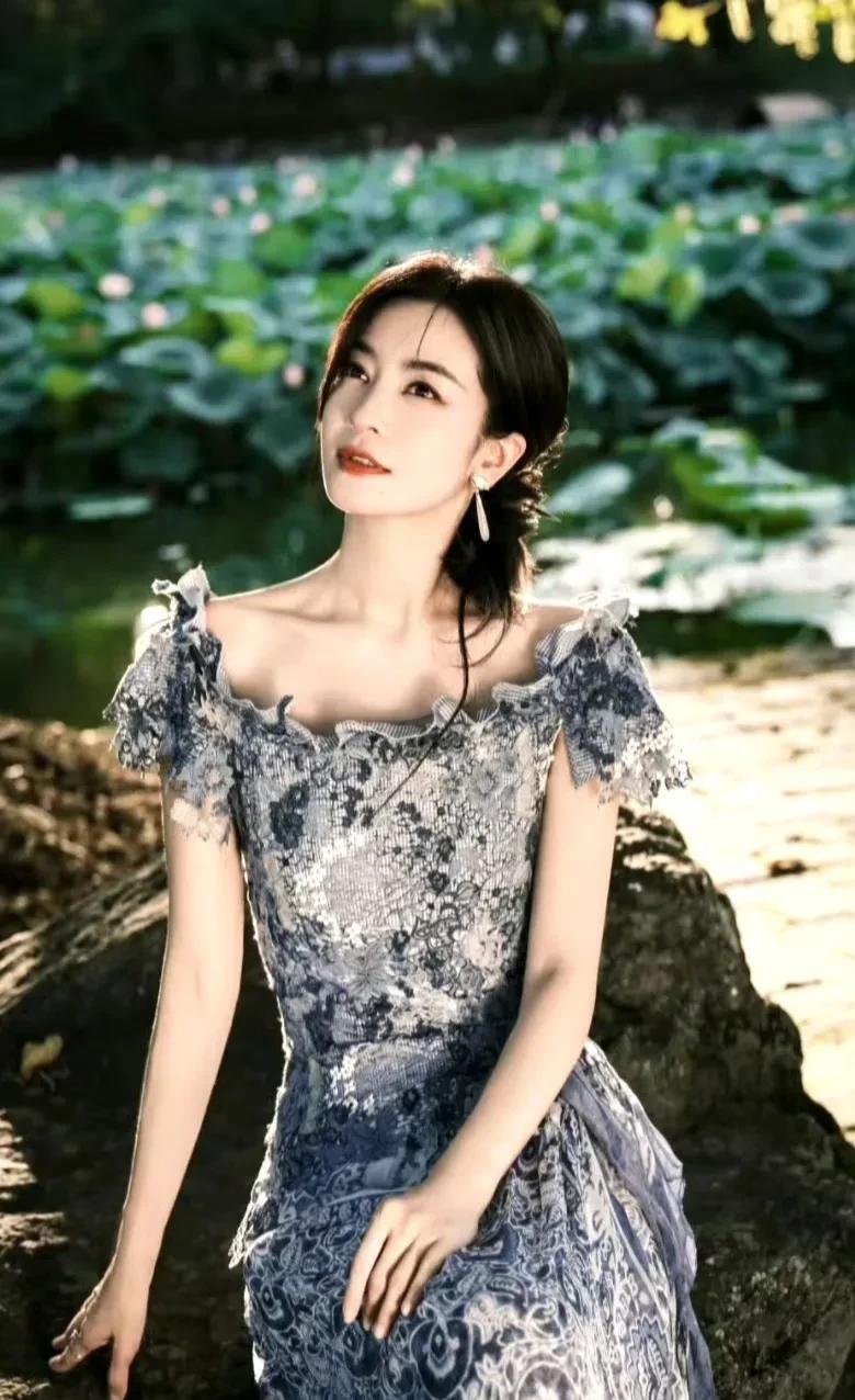李晟这套中式美学穿搭，把古韵拿捏得死死的！青花长裙配复古场景，拿团扇、赏荷花、提