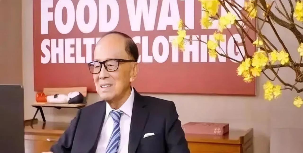 家人们，李嘉诚又开始整活了，那架势就像热锅上的蚂蚁，急着开溜，合同都还在冒烟呢，