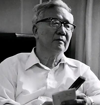 陈景润是赫赫有名的数学天才和怪人，到底有多怪呢？
建国初期的国营理发店，排队长龙