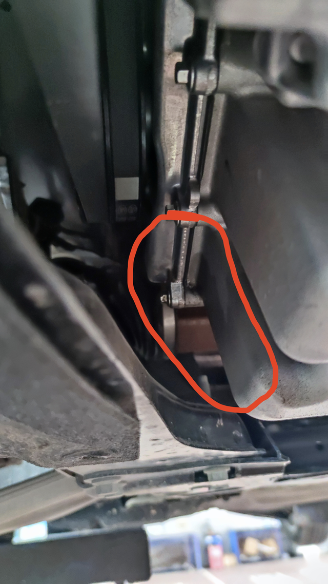 23款2.0豪华，发动机漏油！
24年3月购买！4500公里首保时候，到车间看发