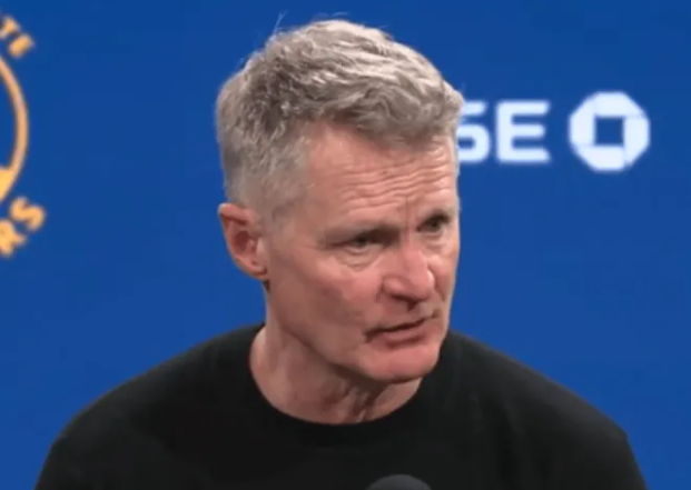 NBA常规赛，勇士对阵老鹰的全场比赛已结束，勇士111-124老鹰。
赛后，科尔