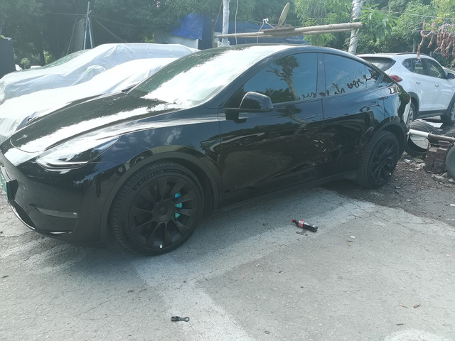 Modely卡钳改色
相信大部分的特斯拉车友，提车后第一件事一定是贴车衣和卡钳改