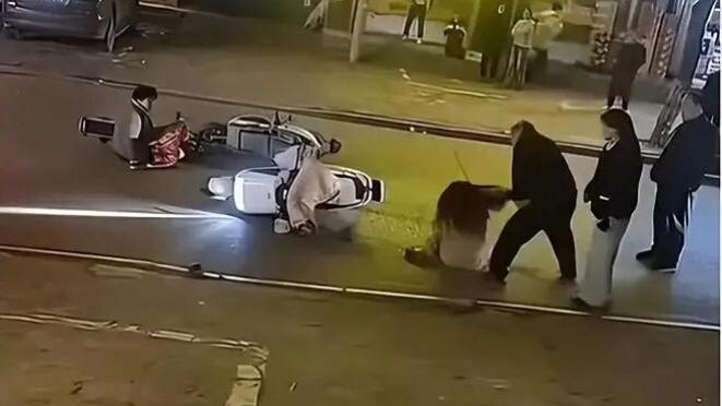 河南平顶山郏县15岁女孩被当街暴打事件，全网震怒！