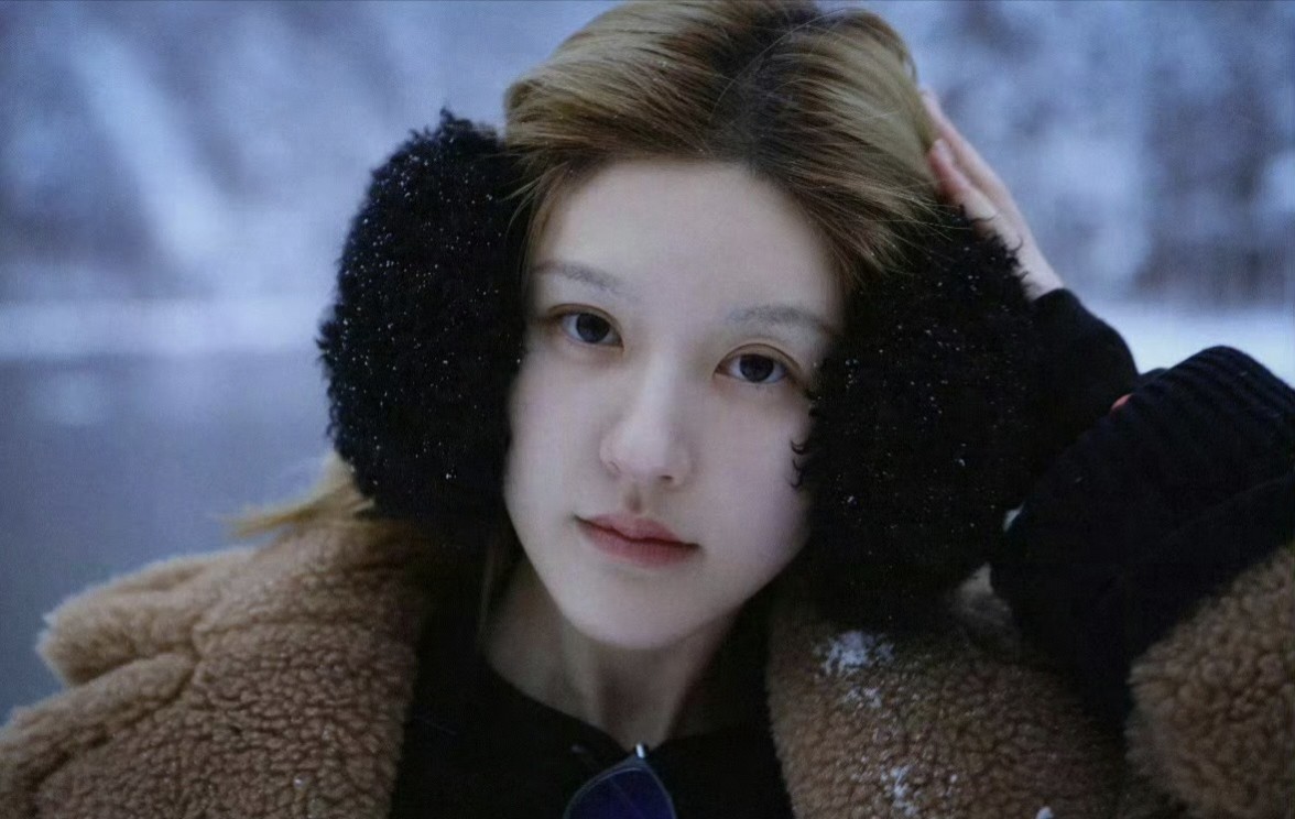 赵露思这组雪中随拍太戳心了，原来人在低谷时连眼神都会失去光彩。看她裹着羽绒服站在