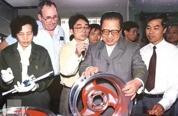 1993年4月，阳光正好，乔石同志来到了位于广东省佛山市南海区广佛路的南海中南轮