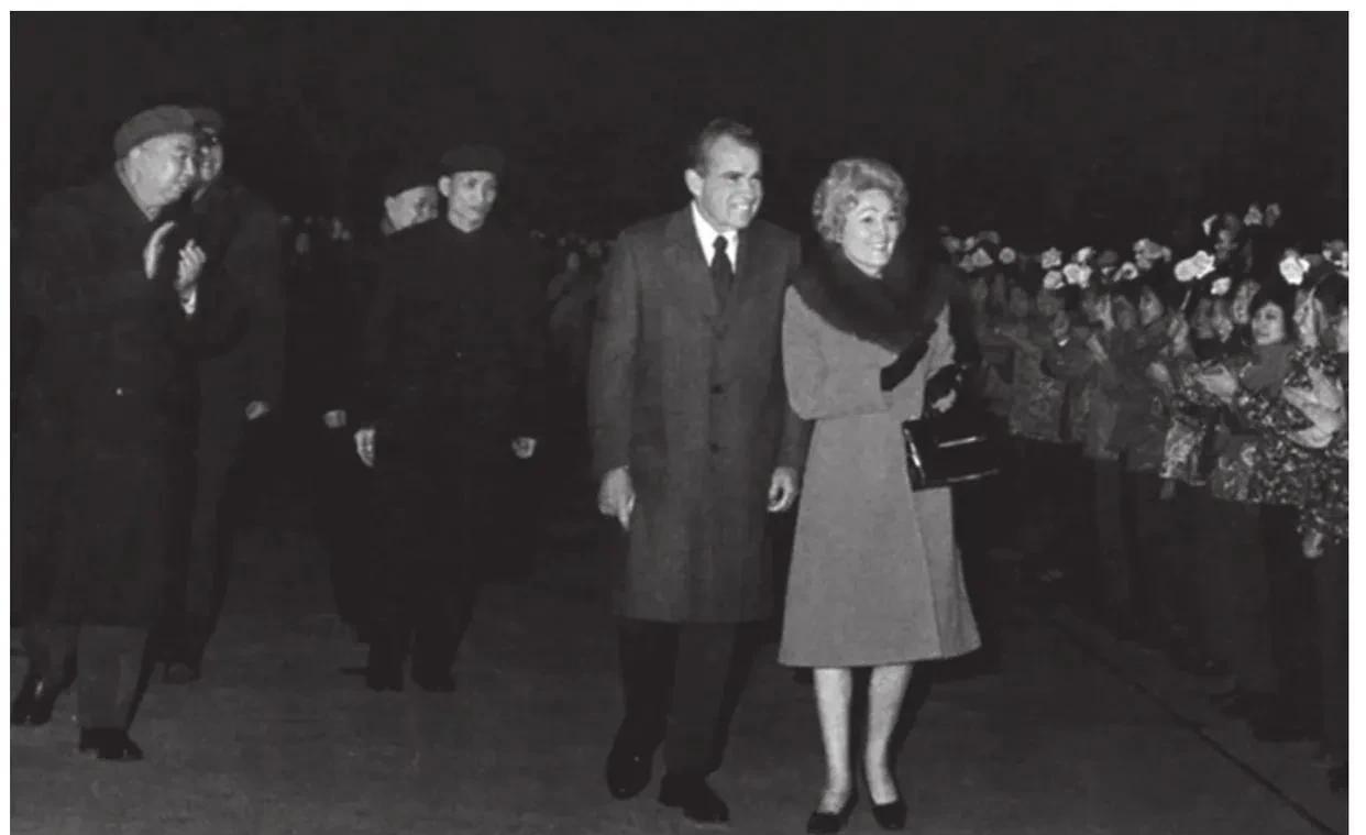1976年，尼克松因水门事件辞去美国总统后，仍然受到毛主席的邀请，与当年2月21