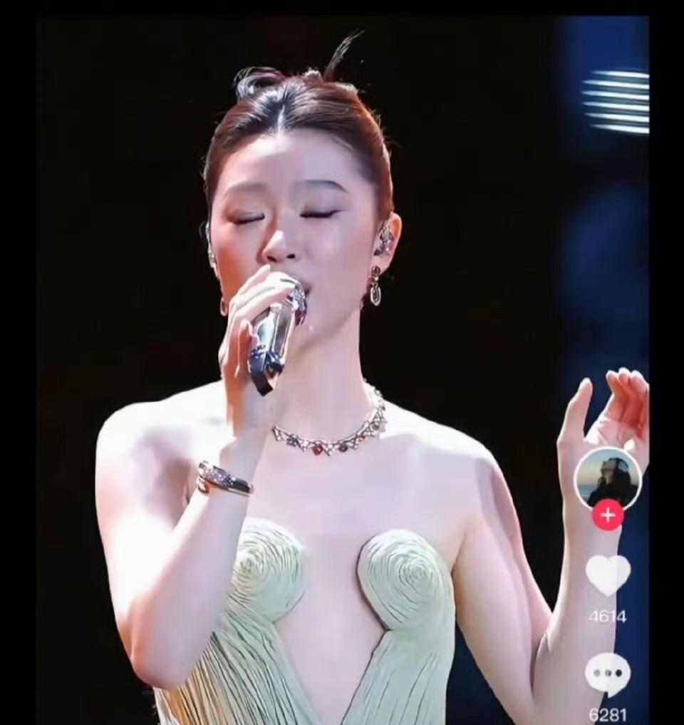 求求单依纯换了个造型团队吧，现在的妆造真是拖后腿啊。