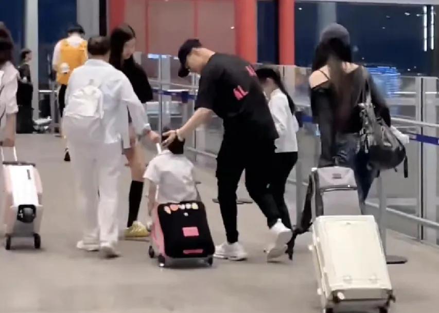 汪峰，人生赢家啊！
7月27日晚，不少网友晒出了汪峰带着四个孩子旅游归来的视频，