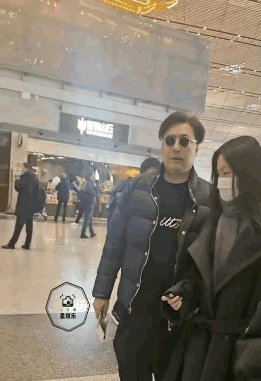 李湘和王岳伦这对前夫妻的育儿连续剧又更新了！
最近王岳伦带着13岁的王诗龄现身机