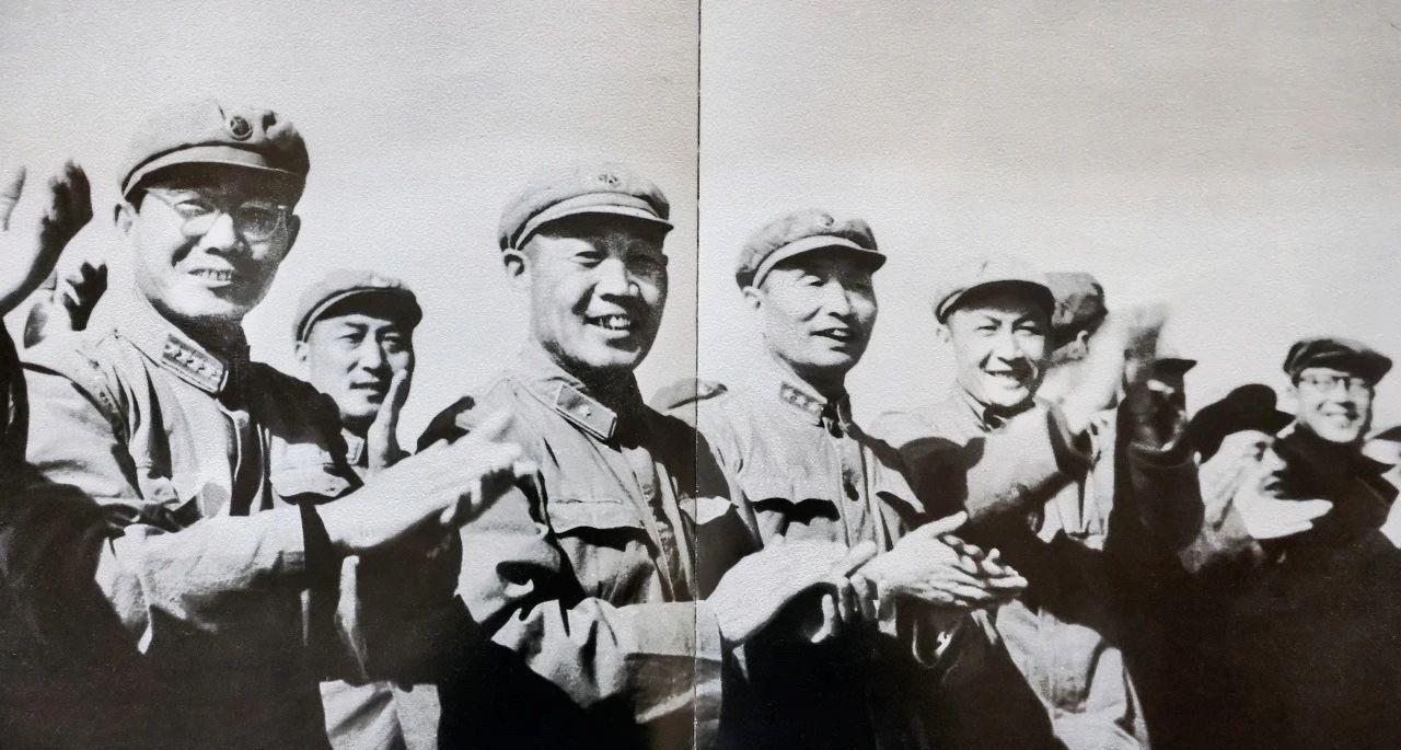 1964年10月，张爱萍将军（前排左三）、朱光亚（前排左四）等人在核试验场区欢迎