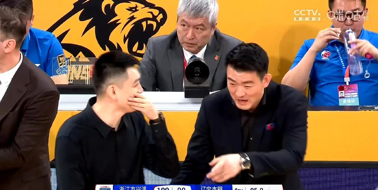 杨鸣输G1赛后竟然捂嘴笑，匪夷所思，难道是系列赛欲擒故纵，辽篮在下一盘大棋，先放