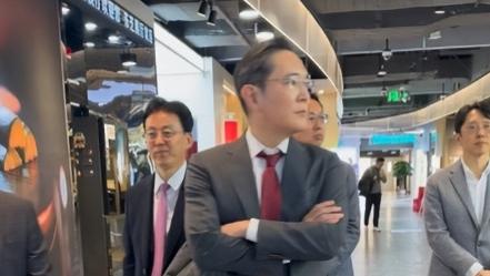 李在镕在北京逛商场！穿正装系红领带很帅，闲庭信步的样子好洒脱