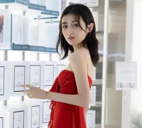 张子枫上海电影节红毯惊艳亮相，脚踩20cm高跟鞋走得稳稳当当。
红毯上她步伐从容