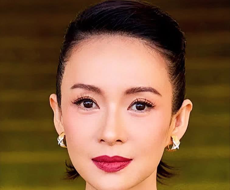 终于懂为啥当年章子怡嫁不进霍家了！霍启仁老婆一扒，直接好家伙！泰国华裔白富美，富