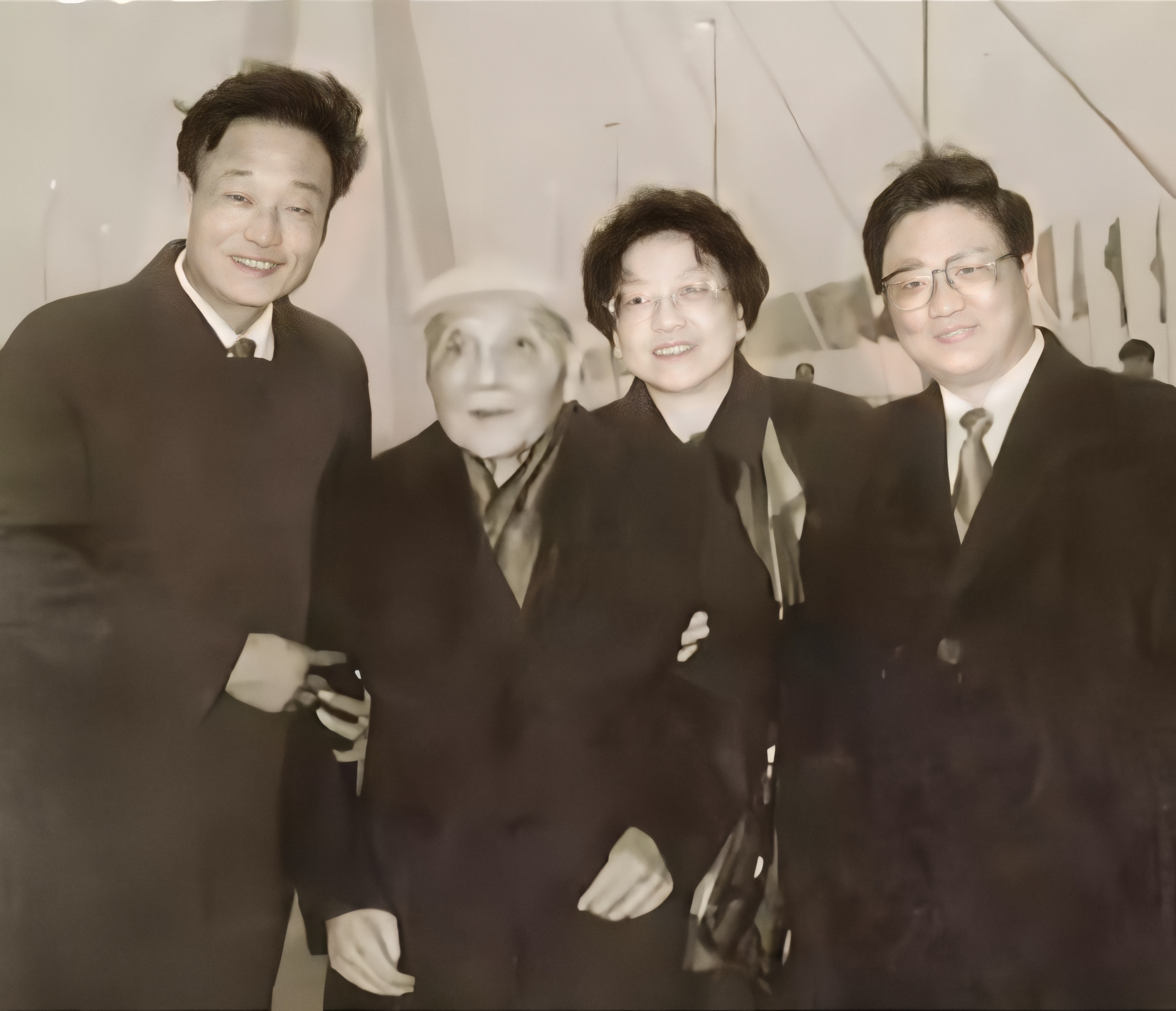 这是1992年，邓小平在上海和时任上海市委书记吴邦国、市长黄菊的合影。邓小平当时