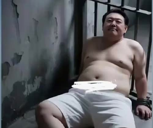 青瓦台魔咒何时休？

虽然不喜欢姓尹的大统领，但看到他现在在监狱被羞辱的样子