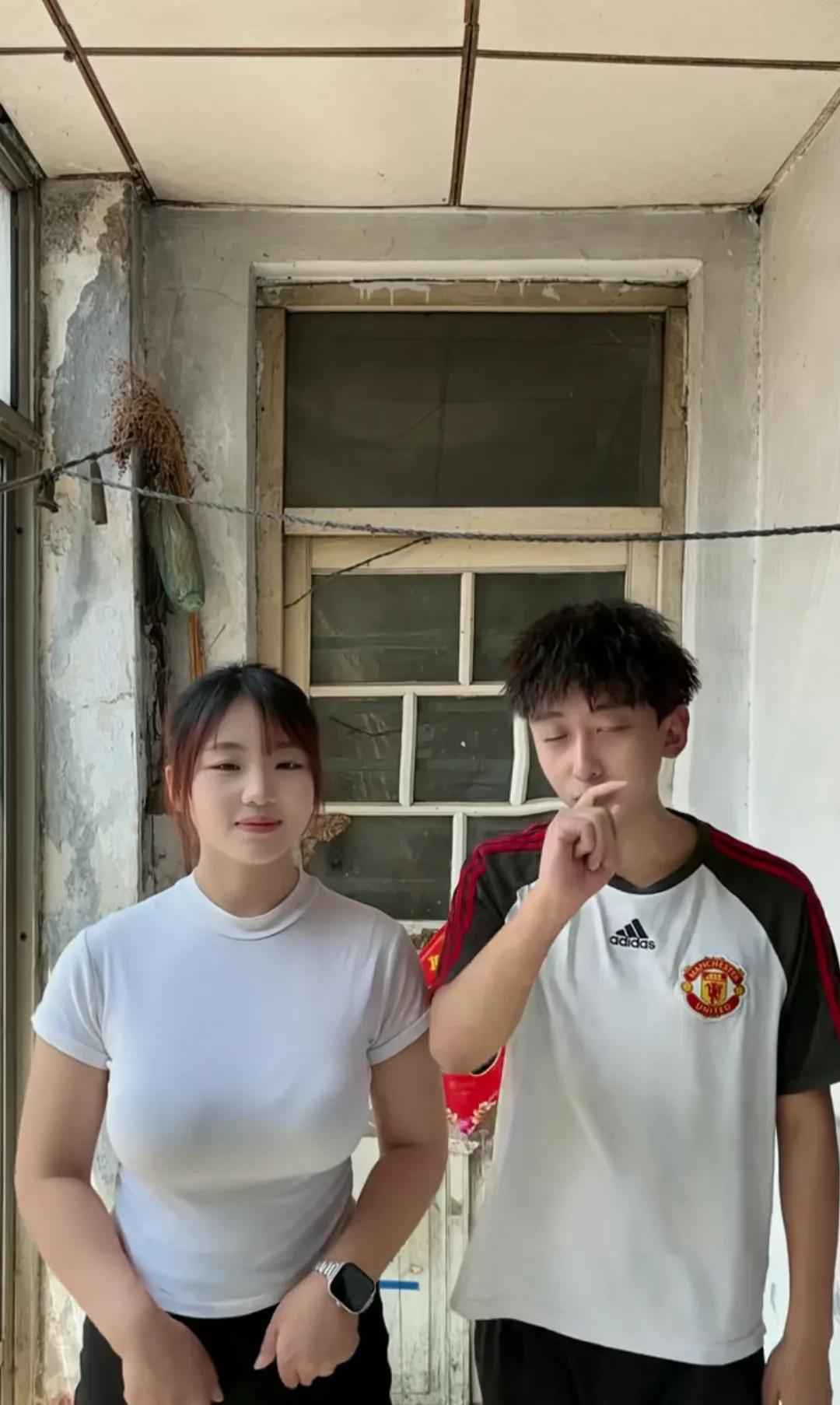 她是吃什么长大的？
果然，在网红经济的诱惑下，
谁也想抓住一夜蹿红的机会，
先是