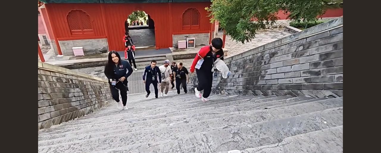 王楚钦吐槽：这是谁设计的抽签仪式？
哈哈，没想到吧，原来抽签也要热身啊。看到莎莎