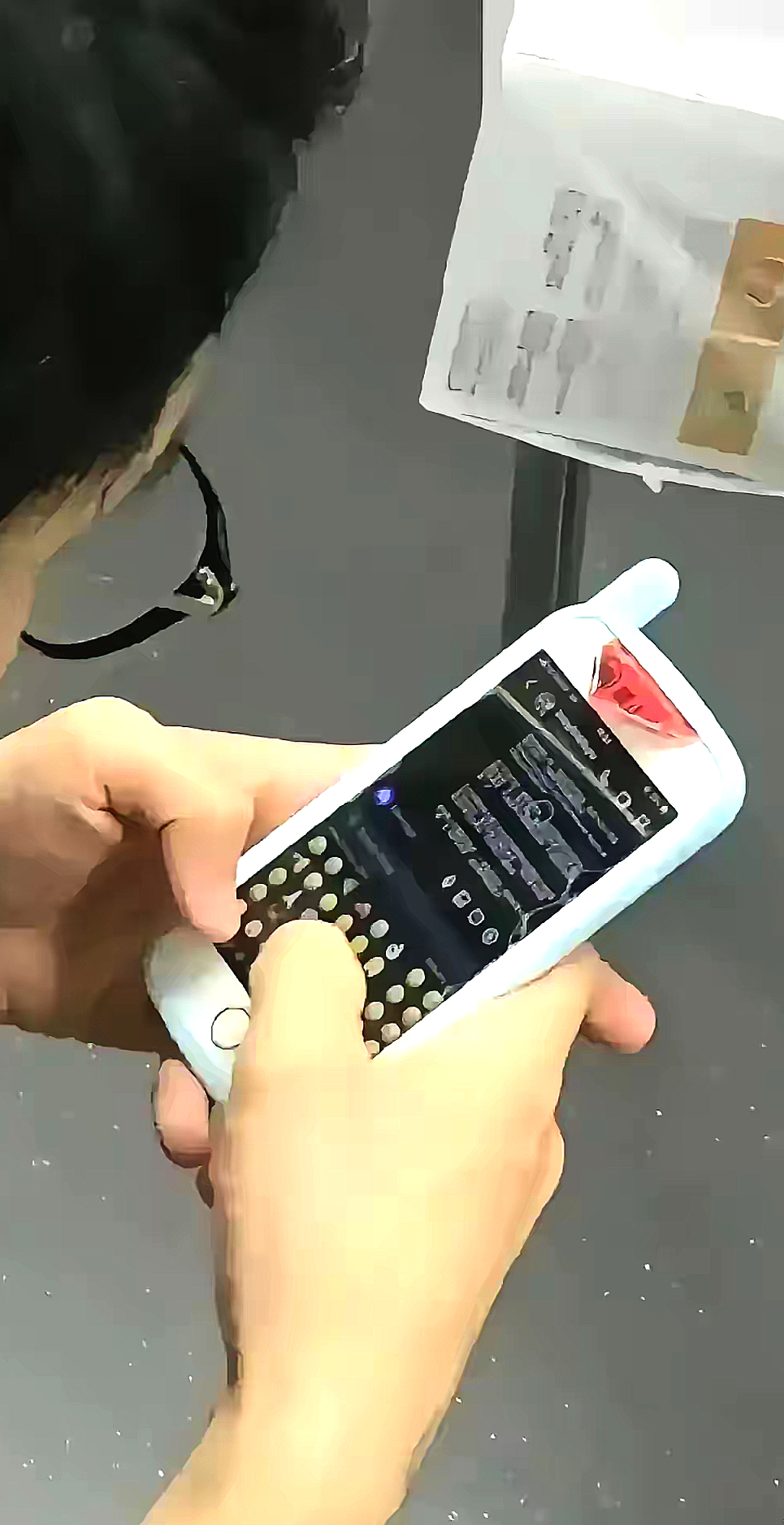 香港地铁上的一幕，惊呆了。