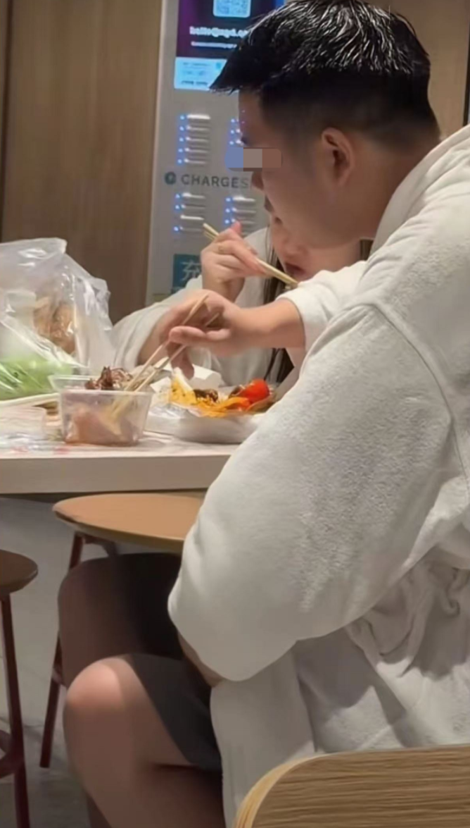 大陆人又把香港人搞破防了！！！

香港有网友放了张照片，说穿浴袍的人“不知廉耻”