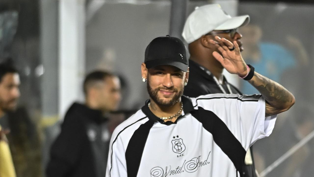 11.19 巴甲 桑托斯前锋内马尔今晚能否扳回一局，拿下三分保级嘛。