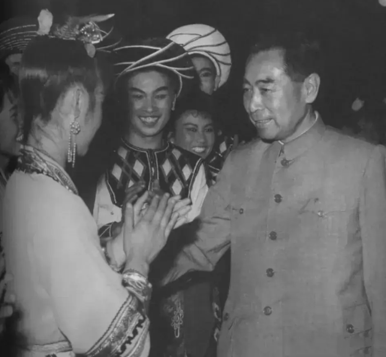 60年代，周总理与歌舞团演员交谈的一幕，总理面容慈祥！

1960 年 5 月 